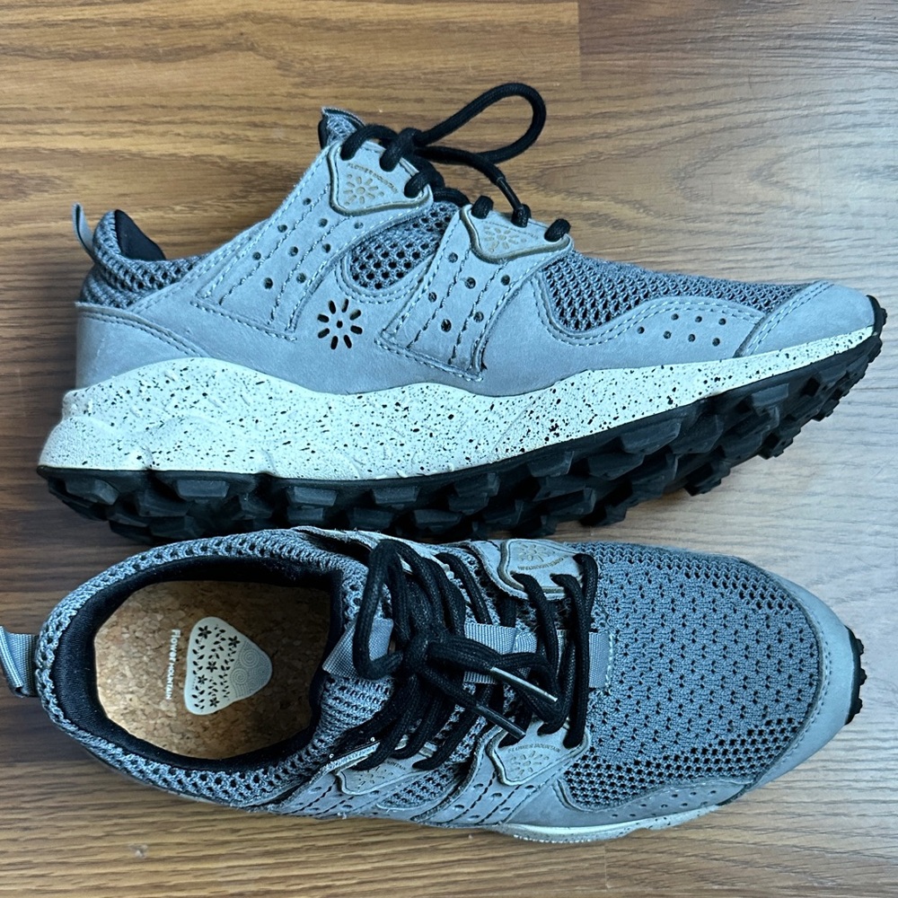 Flower Mountain monochrome gray sneakers